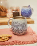 Tasse en grès réactif ombré gris pâle 