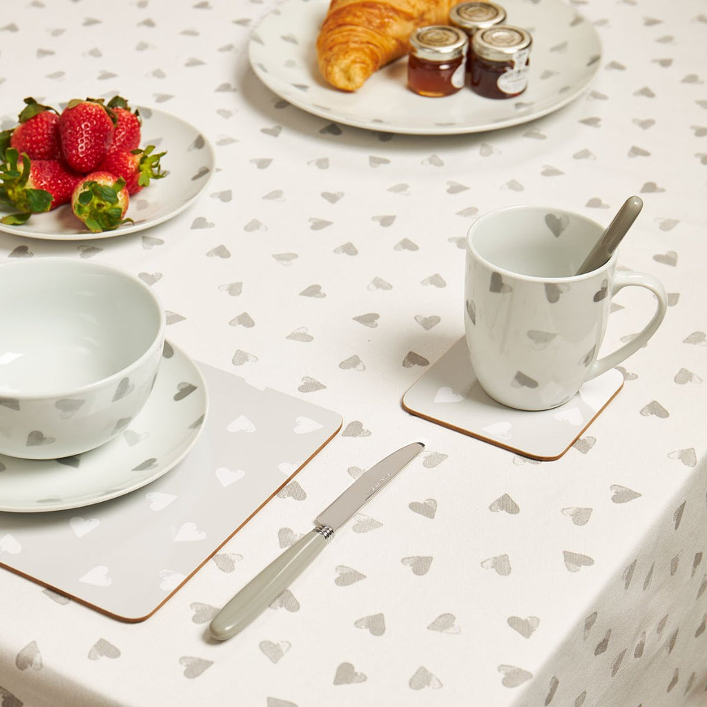 Ensemble de sets de table et de dessous de verre à motif cœurs aquarelle