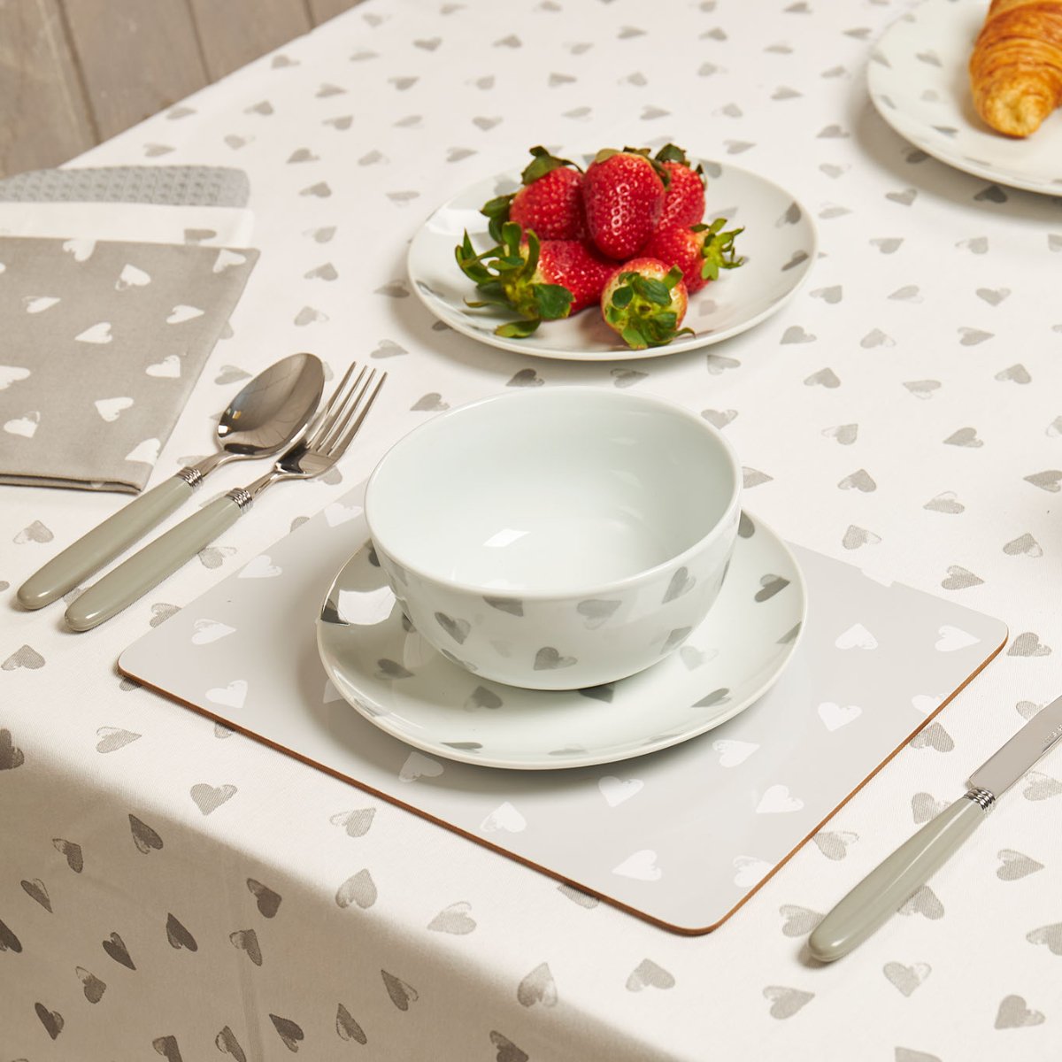 Ensemble de sets de table et de dessous de verre à motif cœurs aquarelle